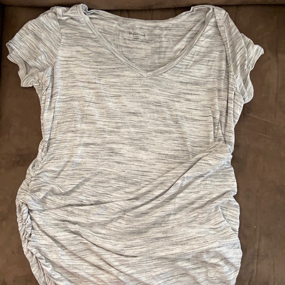 EUC Motherhood maternity v-neck tee